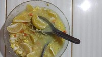 Mie instan konon tidak sehat untuk tubuh. Ingin mematahkan mitos tersebut, ada netizen yang menambahkan buah jeruk ke atas mie instan kuah yang dinikmatinya. Foto: Instagram/onecak