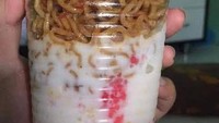 Makan makanan utama sekaligus dessert tampaknya cocok untuk menjelaskan cara makan netizen ini. Ada es doger yang bagian atasnya ditambahkan dengan mie goreng. Foto: Instagram/onecak