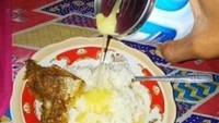 Jika biasanya banyak orang menambahkan kecap manis pada nasi putih berbeda dengan pecinta makanan manis yang satu ini. Ingin tampil beda dirinya justru menuangkan kental manis ke atas nasi putih dan ayam gorengnya. Foto: Instagram/onecak