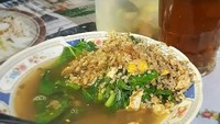 Jika biasanya pedagang nasi goreng gerobakan menyajikan pilihan mie kuah dan mie goreng, tetapi kali ini ada pelanggan yang aneh. Bukan mie kuah atau goreng, menu yang dipesannya adalah nasi goreng kuah. Foto: Instagram/onecak