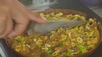 Menggunakan adonan martabak manis, sepertinya yang memesan makanan ini bingung antara ingin martabak telur atau martabak manis. Hasilnya, ada topping martabak telur yang diletakkan di atas martabak manis. Foto: Instagram/onecak