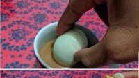 Makan telur rebus memang bisa bikin kenyang. Secangkir kopi juga dikatakan cocok untuk disantap bersama berbagai makanan. Tetapi bukan artinya telur rebus ini bisa dicelupkan ke dalam secangkir kopi loh! Foto: Instagram/onecak