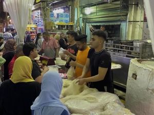 Warga Kairo Berburu Makanan Tradisional Khas Ramadan