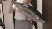 Tinggal di Shinjuku, salah satu daerah elite di Jepang. Maria paling sering memamerkan ikan-ikan besar yang akan dimasaknya di apartemennya. Gayanya mirip seperti chef profesional. Foto: Instagram Maria Ozawa