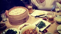 Selain sering ke Indonesia, Maria juga suka dengan budaya dan makanan di Filipina. Tak ketinggalan ia juga suka mencicipi sajian dimsum khas Kanton dengan menu bakpau sampai sayuran tumis. Foto: Instagram Maria Ozawa