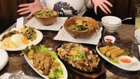  Terbukti kalau Maria Ozawa tak bisa lepas dari makanan Filipina. Foto ini jadi bukti, kalau Maria bisa makan banyak dengan sajian Filipina yang ditemuinya di Tokyo, Jepang. Foto: Instagram Maria Ozawa