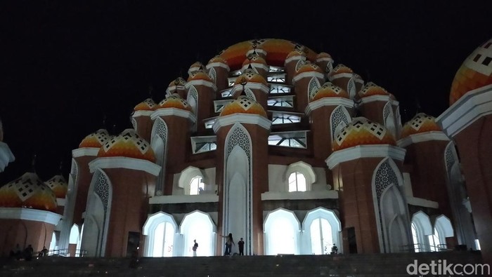 Masjid 99 Kubah di kawasan Center Point of Indonesia (CPI) Kota Makassar.