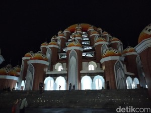 Kawasan Masjid 99 Kubah Masih Gelap, Lampu Penerangan Belum Maksimal