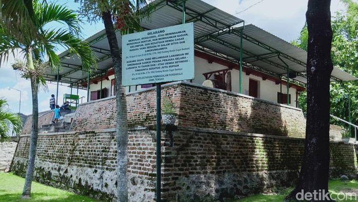 Masjid Golo di kompleks Gunung Jabalakat makam Sunan Bayat.
