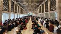 Jemaah pria menunggu waktu buka puasa di Masjid Istiqlal. (Karin/detikcom)