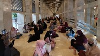 Jemaah wanita Masjid Istiqlal menunggu waktu buka puasa. (Karin/detikcom)