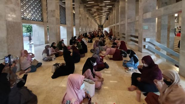 Jemaah wanita Masjid Istiqlal menunggu waktu buka puasa, Minggu (3/4/2022).