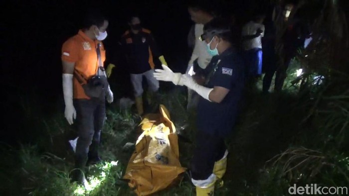 mayat perempuan terikat ditemukan mengambang di sungai brantas tulungagung