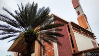 Bangunan masjid berdiri di atas lahan seluas kurang lebih 16 ribu meter persegi. Masjid tak berkubah ini dirancang arsitek Fauzan Noeman yang dikenal dengan karya berbagai desain indahnya, seperti Masjid At-Tin Taman Mini, Jakarta Islamic Center, Al-Markaz Makassar, dan Masjid Raya Batam Center.