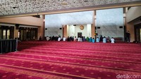 Sejumlah umat muslim tengah melakukan ibadah di Masjid Raya Bani Umar, Parigi, Pondok Aren, Bintaro, Tangerang Selatan, Minggu (3/4/2022).