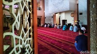 Hamparan karpet yang lembut membuat nyaman beribadah atau hanya sekadar duduk dan menunggu di dalam masjid.