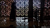 Berbeda dengan masjid raya lain yang mengandalkan pencahayaan lampu. Suasana ruang salat di Masjid Raya Bani Umar mengandalkan ventilasi udara dan memberi ruang masuknya cahaya sinar matahari sebanyak-banyaknya.