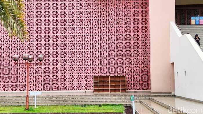 Sejumlah umat muslim tengah melakukan ibadah shalat Ashar di Masjid Raya Bani Umar, Parigi, Pondok Aren, Bintaro, Tangerang Selatan, Minggu (3/4/2022). Masjid dengan gaya arsitektur yang tidak biasa ini merupakan salah satu kebangaan masyarakat Bintaro dan sekitarnya.