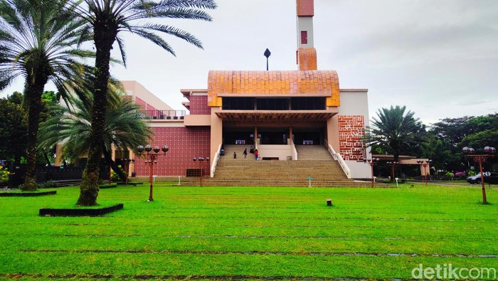 Sejumlah umat muslim tengah melakukan ibadah shalat Ashar di Masjid Raya Bani Umar, Parigi, Pondok Aren, Bintaro, Tangerang Selatan, Minggu (3/4/2022). Masjid dengan gaya arsitektur yang tidak biasa ini merupakan salah satu kebangaan masyarakat Bintaro dan sekitarnya.