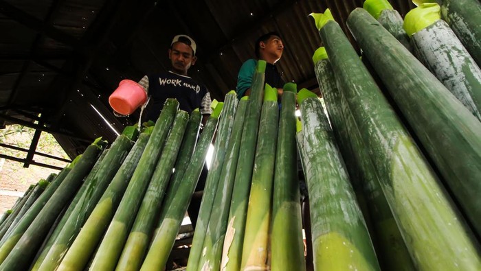 Melihat Pembuatan Lemang Bambu Khas Ramadan Lemang merupakan salah satu kuliner populer saat Ramadan. Yuk lihat proses pembuatannya di Desa Blang Rayeuk, Lhokseumawe, Aceh.