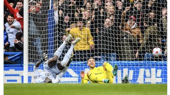 Senyum Erikson saat membobol gawang kiper terbaik dunia saat ini. Foto: Twitter