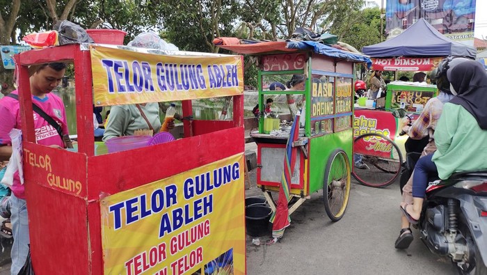 Mencari makanan untuk berbuka di Balong Ranca Lentah di jalan Hardiwinangun, Kecamatan Rangkasbitung, Lebak,