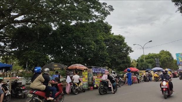Mencari makanan untuk berbuka di Balong Ranca Lentah di jalan Hardiwinangun, Kecamatan Rangkasbitung, Lebak,