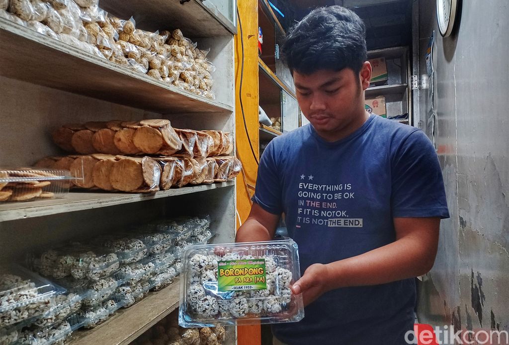 Borondong merupakan makanan khas dari Majalaya, Kabupaten Bandung. Salah satu pusat oleh-oleh borondong yang terkenal adalah Toko Borondong Pak Ara (AA).