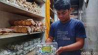 Toko Borondong Pak Ara hanya ada di Alun-alun Majalaya. Toko tersebut telah turun temurun dari pendahulunya.