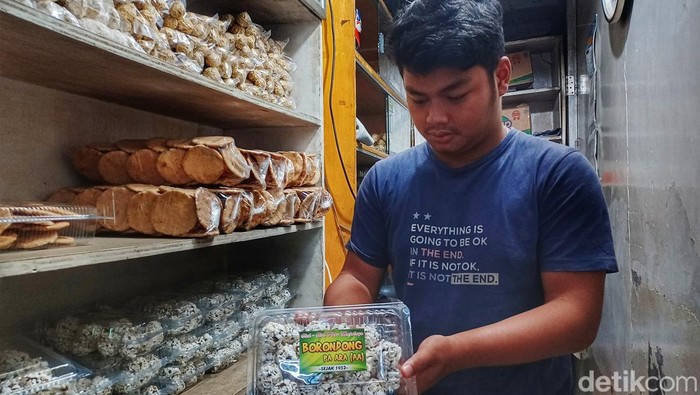 Borondong merupakan makanan khas dari Majalaya, Kabupaten Bandung. Salah satu pusat oleh-oleh borondong yang terkenal adalah Toko Borondong Pak Ara (AA).