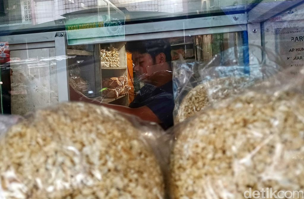 Borondong merupakan makanan khas dari Majalaya, Kabupaten Bandung. Salah satu pusat oleh-oleh borondong yang terkenal adalah Toko Borondong Pak Ara (AA).