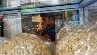 Borondong memiliki rasa manis dengan berbahan dasar  beras ketan yang dibalut oleh gula merah cair. 