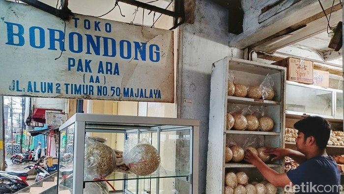 Mengenal Borondong Pak Ara Khas Majalaya Borondong merupakan makanan khas dari Majalaya, Kabupaten Bandung. Salah satu pusat oleh-oleh borondong yang terkenal adalah Toko Borondong Pak Ara (AA).