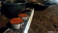 Selain untuk menjaga cita rasa dari manisnya aren, warga menggunakan daun salak kering sebagai pembungkus. Foto: Aris Rivaldo