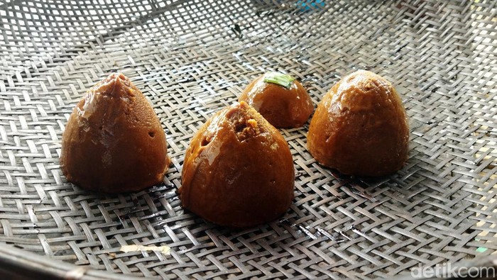 Mengintip Pembuatan Gula Aren Cibaliung Desa Cibaliung, Pandeglang, tersohor karena pembuatan gula arennya. Warganya turun-temurun membuat karena banyak pohon kaung yang digunakan sebagai material gula aren.
