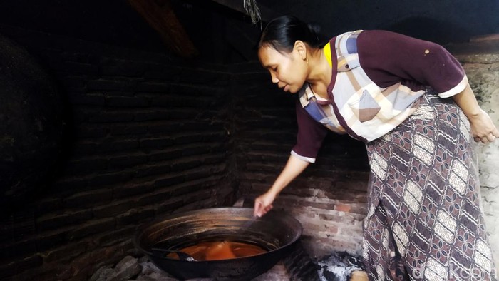 Desa Cibaliung, Pandeglang, tersohor karena pembuatan gula arennya. Warganya turun-temurun membuat karena banyak pohon kaung yang digunakan sebagai material gula aren.