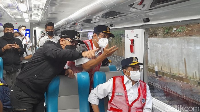 Menhub Budi Karya Sumadi menjajal KA Bogor-Sukabumi