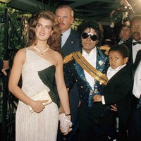 Michael Jackson sedang naik daunnya sebagai penyanyi solo saat menghadiri Grammy Awards 1984. Sorotan pun tertuju padanya yang kala itu menggandeng aktris dan model Brooke Shields muda. Sebagai ikon gaya, ia memilih setelan berkilauan dengan sentuhan elemen militer yang didesain khusus oleh perancang kostum Michael Bush. Menurut Bush, kliennya terinspirasi oleh pakaian bangsawan Inggris. Di ajang tersebut, ia memecahkan rekor dengan meraih delapan piala Grammy dari 12 nominasi. (Foto: AP/Reed Saxon)