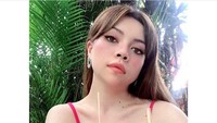 Sebab Hotman Paris memang sering tampil mesra dengan para 26 asisten pribadi. Salah satunya dengan Monna Frans, asisten pribadinya yang ke-2. Foto: Instagram