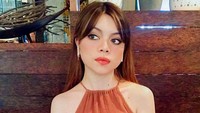Banyak netizen yang terpukau dengan Monna Frans lantaran wajahnya yang seperti barbie. Di Instagramnya ia sering membagikan momen saat kulineran. Foto: Instagram
