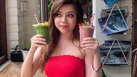Gaya lain Monna Frans saat menikmati smoothie di kafe. Tak tanggung-tanggung bahwa ia memesan dua varian ada yang warna hijau dan merah. Foto: Instagram