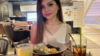 Tak hanya makanan dan minuman modern saja, Monna Frans jugq doyan menikmati makanan tradisional lengkap dengan kerupuk emping di restoran Tesate. Foto: Instagram