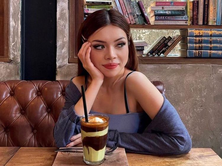 Monna Frans, Aspri Hotman Paris ke-2 yang Doyan Kulineran di Kafe Kekinian