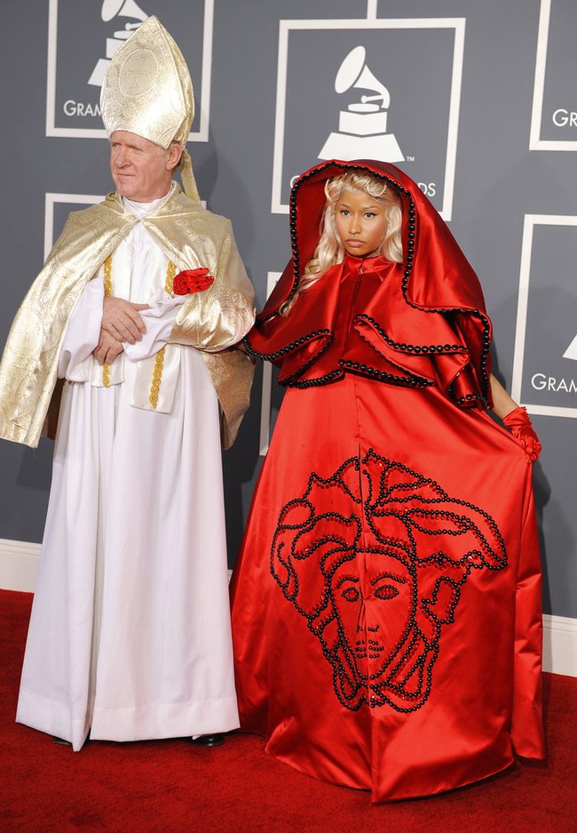 Entah apa yang merasuki Nicki Minaj untuk memakai gaun Versace bertema religius ini. Ia bahkan datang bersama pria tua yang berdandan ala paus. (Foto: AP/Chris Pizzello)