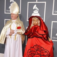 Entah apa yang merasuki Nicki Minaj untuk memakai gaun Versace bertema religius ini. Ia bahkan datang bersama pria tua yang berdandan ala paus. (Foto: AP/Chris Pizzello)