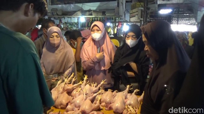 Pedagang daging ayam di Pasar Rebo Purwakarta.