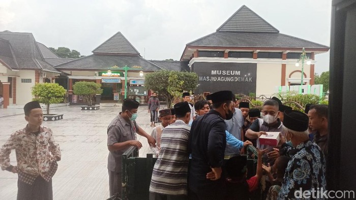 Pembagian takjil ramadan pertama di Masjid Agung Demak, Minggu (3/4/2022).