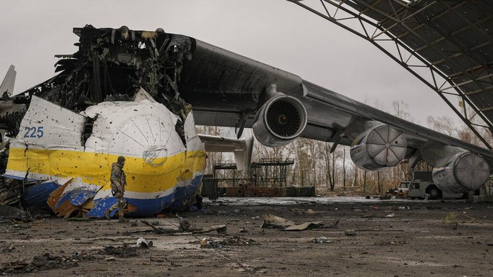 Penampakan Pesawat Terbesar di Dunia yang Hancur Diserang Rusia Pasukan Ukraina kembali menguasai Bandara Antonov di Hostomel. Di bandara itu terdapat pesawat kargo terbesar di dunia, Antonov AN-225 yang hancur diserang Rusia.