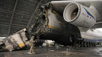 Pesawat kargo Antonov-255 itu dihancurkan Rusia saat diparkir di Bandara Antonov.