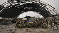 Pasukan Ukraina foto bersama sambil membentangkan bendera negaranya di Bandara Internasional Antonov.